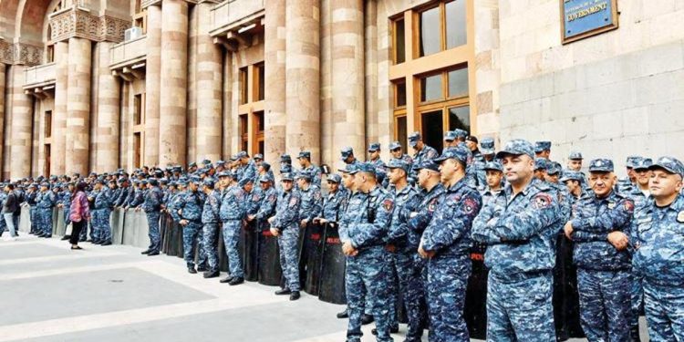 Ermenistan kaosa teslim