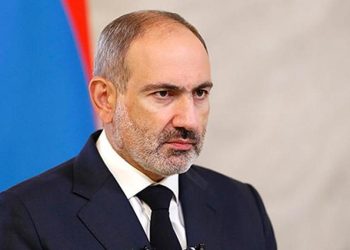 Ermenistan parlamentosu önünde protesto! Paşinyan’a istifa davetleri