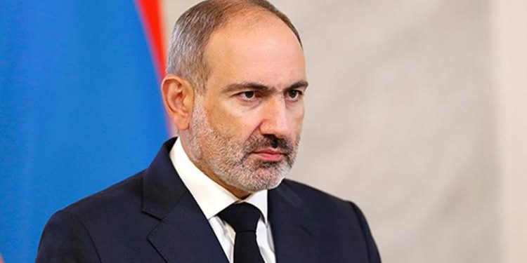 Ermenistan parlamentosu önünde protesto! Paşinyan’a istifa davetleri