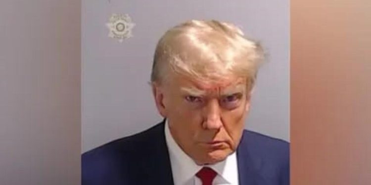 Eski ABD Lideri Trump teslim oldu… 200 bin dolar kefaletle özgür bırakıldı