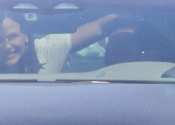 Eski aşıklar bir ortada… Arabada sıcak dakikalar: Art koltuktan uzanıp sarıldı