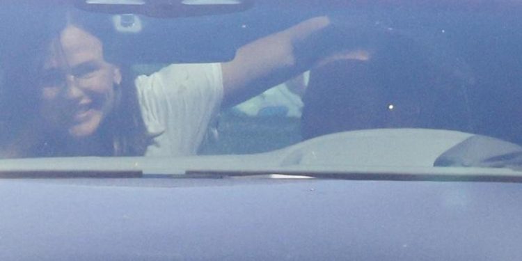 Eski aşıklar bir ortada… Arabada sıcak dakikalar: Art koltuktan uzanıp sarıldı