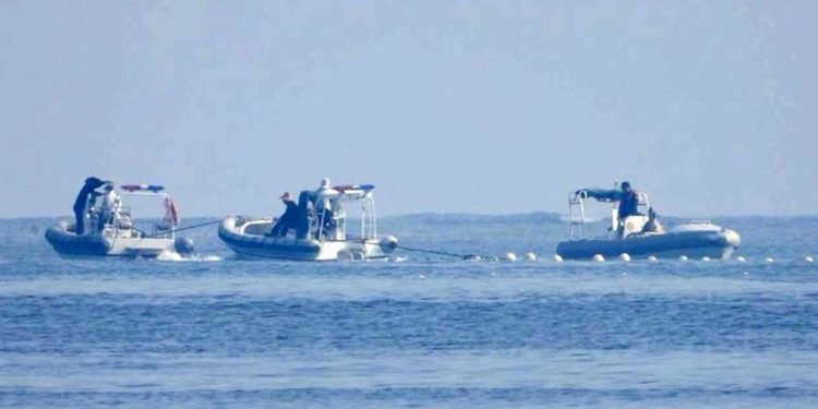 Filipinler tartışma çıkaran yüzen bariyerleri kaldırıyor