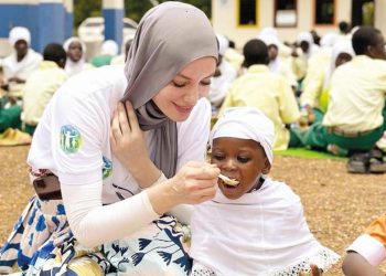 Gamze Özçelik çocuklarla bir ortaya geldi: Benim masalım!