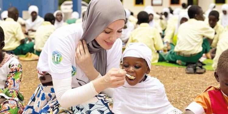 Gamze Özçelik çocuklarla bir ortaya geldi: Benim masalım!