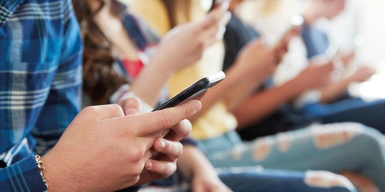 Gençlere vergisiz telefonun detayları belirli oldu: Türkiye’de üretim yapan markaları içerecek