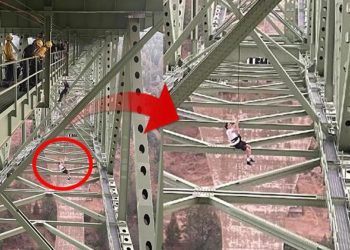 Görüntü çekmek için çıktı, köprüde asılı kaldı