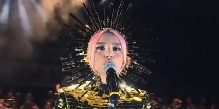 Gülşen İstiklal Marşı’nı okudu gündem oldu