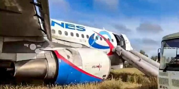 Havada panik dolu anlar… 167 kişiyi taşıyan yolcu uçağı tarlaya acil iniş yaptı