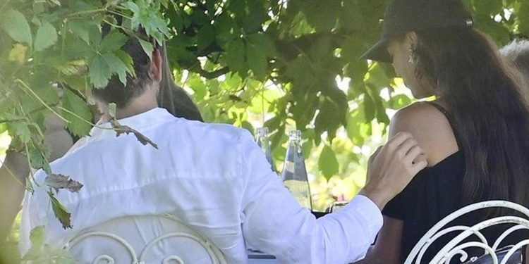 İki güzel erkek ve bir hoş bayan.. Dünyanın en ‘çekici’ aşk üçgeni