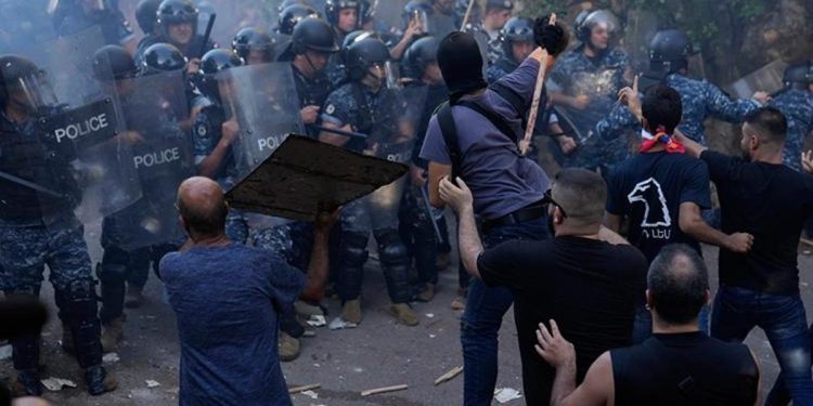 İmgeler Lübnan’dan… Ermeniler polisle çatıştı