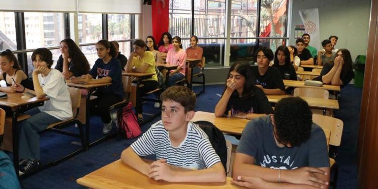 İskenderun’da Rauf Beyefendi Gemisi’nde birinci ders zili çaldı