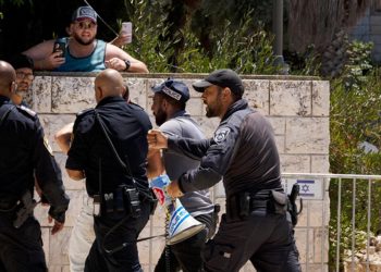 İsrail güçleri, Mescid-i Aksa’da Filistinlilere saldırdı: Yaralılar var…