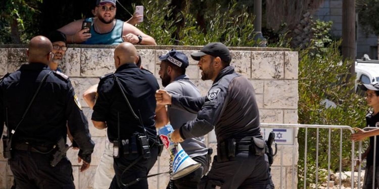 İsrail güçleri, Mescid-i Aksa’da Filistinlilere saldırdı: Yaralılar var…