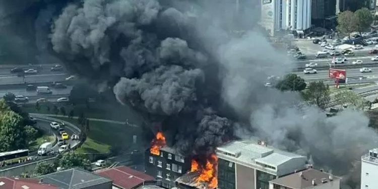 İstanbul’da yangın mı çıktı, son dakika nerede yangın var? İstanbul Kozyatağı’nda yangın mı çıktı, dumanın sebebi ne?  Havadaki dumanın sebebi muhakkak oldu