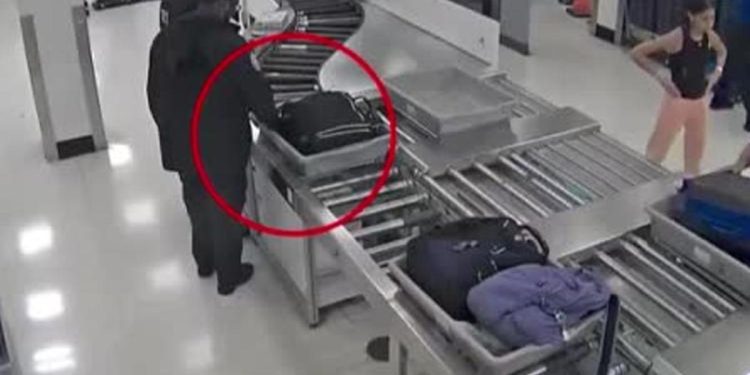 Kameralara yakalandı: Havalimanındaki güvenlik vazifelisi yolcu çantasından para çaldı