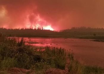 Kanada alevlerle uğraş ediyor: Hay River kasabasına tahliye buyruğu