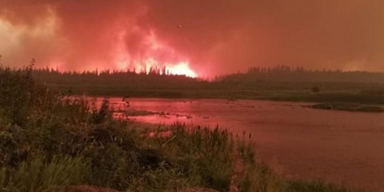 Kanada alevlerle uğraş ediyor: Hay River kasabasına tahliye buyruğu