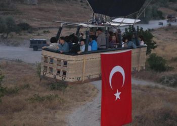 Kapadokya’da Türk bayraklı uçuş