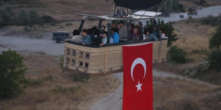 Kapadokya’da Türk bayraklı uçuş