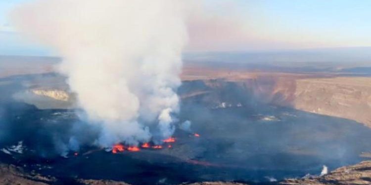 Kilauea Yanardağı 10-15 metre yüksekliğe lav püskürttü