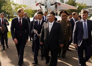 Kim’den Rusya’daki fabrikalara ziyaret: Savaş uçaklarını inceledi