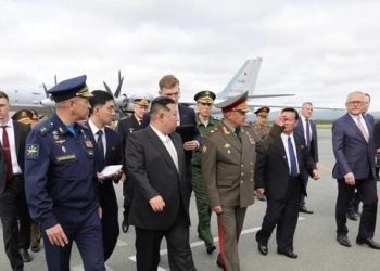 Kuzey Kore önderi Rus bombardıman uçaklarını ve savaş gemisini inceledi