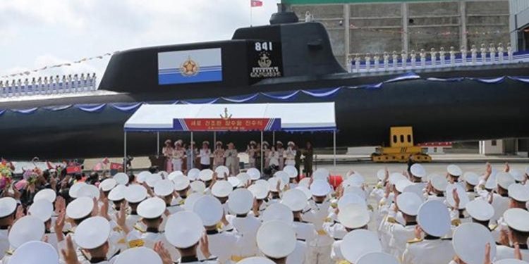 Kuzey Kore’den gövde gösterisi! Birinci taktik nükleer denizaltısı tanıtıldı…
