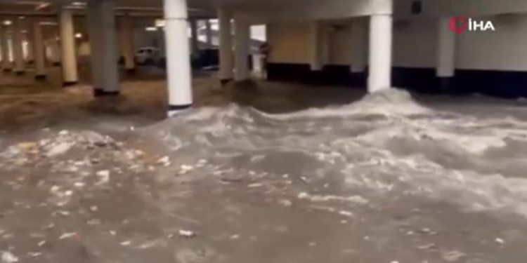 Las Vegas’ı sel vurdu: 4 bin kişi elektriksiz kaldı