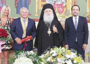 Lobilerin Senatörü Menendez Rum bölümünde… Türklere kin kustu Rum madalyasını kaptı