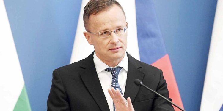 Macaristan İsveç’in NATO yolunu uzatıyor