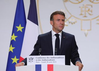 Macron son noktayı koydu: Fransız elçi Nijer’de kalacak