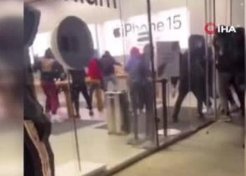 Manzaralar ABD’den: Apple mağazası yağmalandı