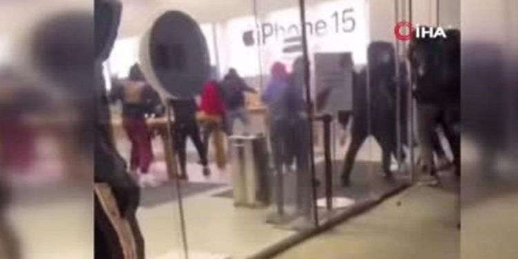 Manzaralar ABD’den: Apple mağazası yağmalandı