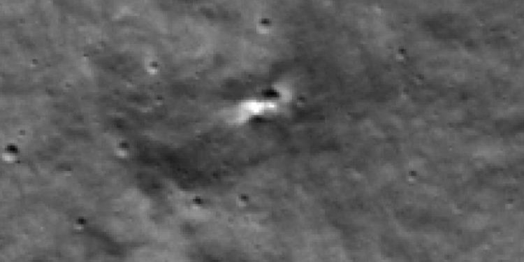 NASA imgeleri yayınladı: Rusya’nın Ay yüzeyine çarpan uzay aracı 10 metre çapında krater oluşturdu