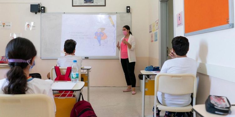 Okullarda öğretmenlerin önlük giymesi zarurî mu? MEB’den önlük zaruriliği açıklaması!