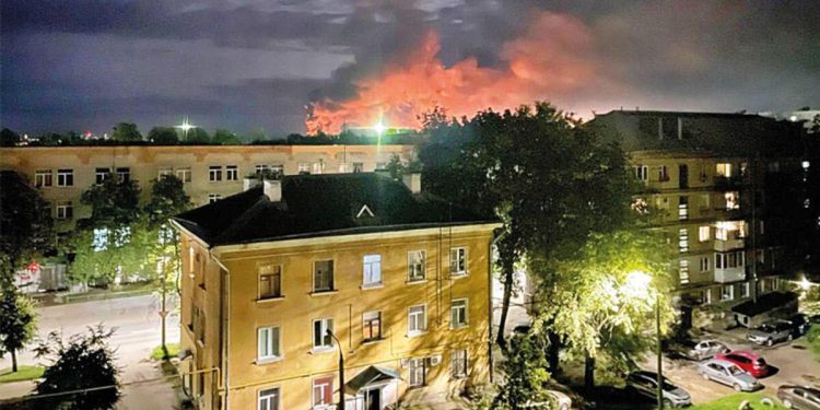 Pistteki uçaklar hasar gördü… Rus hava üssüne akın