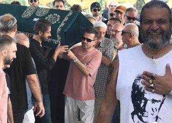 Prodüktör ve müzisyen Naci Bayşu’ya nazar boncuklu uğurlama