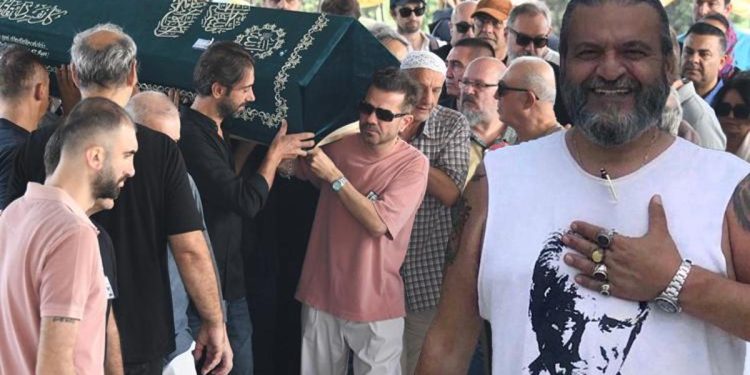 Prodüktör ve müzisyen Naci Bayşu’ya nazar boncuklu uğurlama