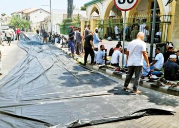 Rum kesitinde mescide molotoflu akın