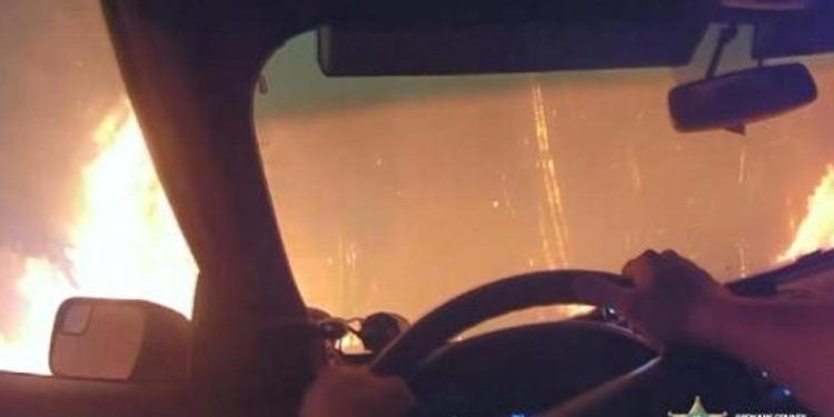 Sivilleri alevlerin ortasından kurtarmak için vefatına çaba