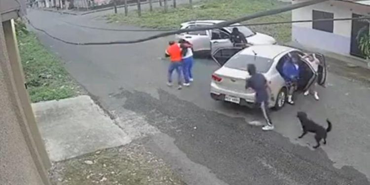 Şoke eden imgeler: Aracın önünü kesip kız çocuğunu kaçırdılar