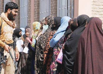 Taliban Dubai’ye giden kız öğrencileri engelledi