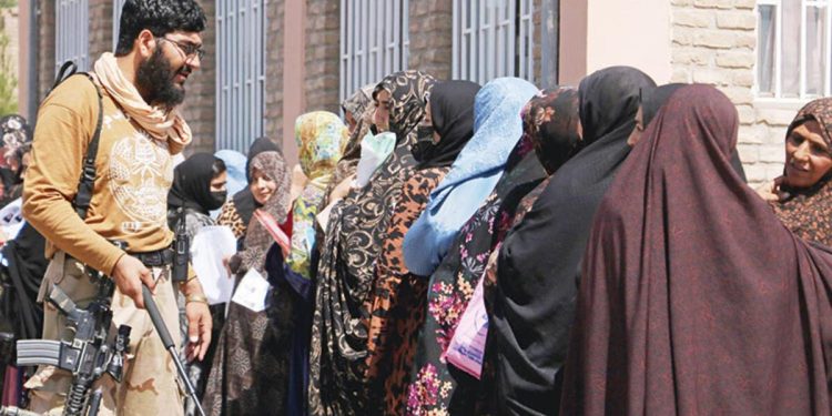 Taliban Dubai’ye giden kız öğrencileri engelledi