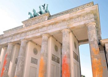 Tarihi kapıya akın: Brandenburg’u turuncuya boyadılar