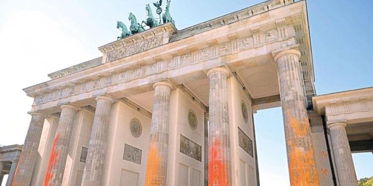 Tarihi kapıya akın: Brandenburg’u turuncuya boyadılar