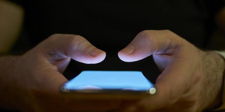 TELEFONLA OKULA GİTMEK YASAK MI? Cep telefonları okullarda toplanacak mı? Derse telefonla girme konusunda son açıklama!