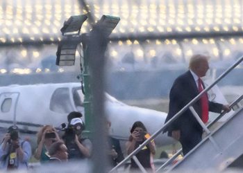 Trump, sabıka fotoğrafını bastırdığı eserleri satışa çıkardı