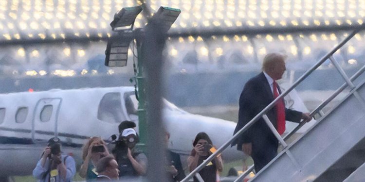 Trump, sabıka fotoğrafını bastırdığı eserleri satışa çıkardı