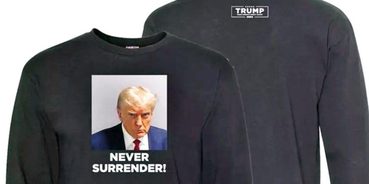 Trump’ın sabıka fotoğrafı kampanya aracı oldu